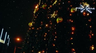 Şehir karla kaplı, Yeni Yıl atmosferi, salgın yüzünden kimse ağacın yanında değil.,