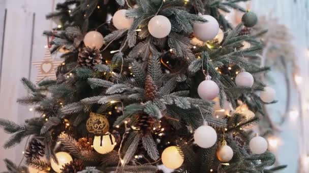 Fermez un sapin de Noël qui brille la nuit. Sapin du Nouvel An avec décorations et illumination. — Video