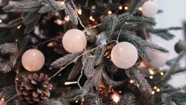 Noel ağacına yakın çekim. Yeni yıl arifesinde, karla kaplı bir Noel ağacı — Stok video