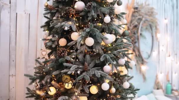 Vidéo en mouvement avec un sapin de Noël décoré dans le salon. — Video