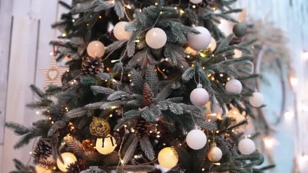 クリスマスツリーのために子供たちによって行われた装飾. — ストック動画