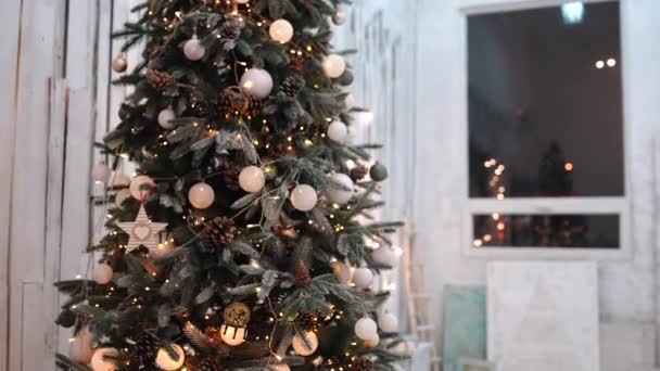 Vídeo cinematográfico con árbol de Navidad, decorado con globos blancos. — Vídeo de stock