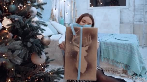 Primer plano de la hermosa mujer feliz en camisa blanca que ofrece una caja de regalo — Vídeo de stock