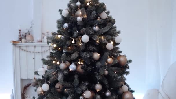 Fondo decoraciones árbol de Navidad. Muchas grandes bolas de oro en abeto Año Nuevo y Navidad. — Vídeo de stock