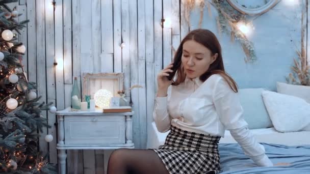The charismatic young woman who speaks on the phone, congratulates her family on the new year and Christmas from a distance. — Stock Video