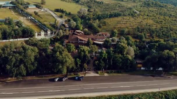 Вид с воздуха на маленькую деревню — стоковое видео