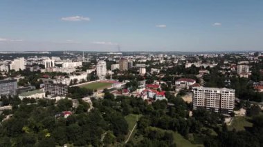 Chisinau 'nun günbatımında hava aracı görüntüsü. Şehir merkezindeki birden fazla binanın panorama görüntüsü