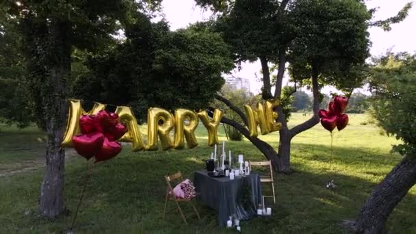 Decorazione serale fatta di luci con l'iscrizione Sposami. Concetto di domanda di matrimonio — Video Stock