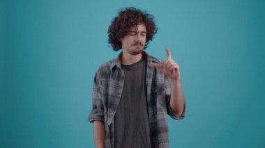 Genç hippi sol eliyle işaret ediyor, küçük bir jest. İşte bu kadar küçük.