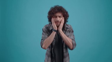 Kafası karışmış genç hippi, yüzünde ekmekle odaya bakıyor ve buna inanamıyor..