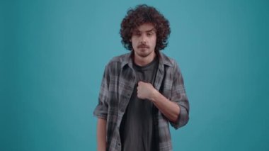 Buna ihtiyacım var mı? Kıvırcık saçlı meraklı hippi kız, sıradakinin o olup olmadığını merak ediyor.