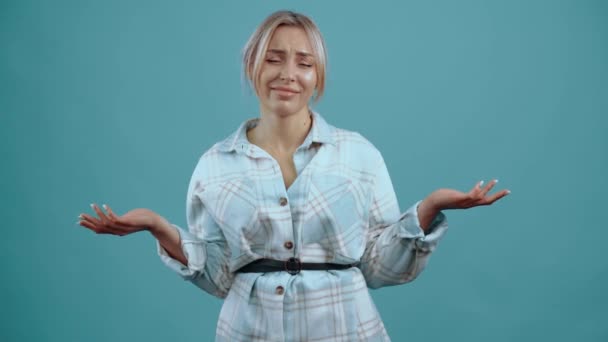 Dissatisfied young woman, she risks her hands up and says, what then smiles. — Stock Video