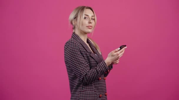 Mujer joven sorprendida y emocionada por la información recibida, apuntando hacia arriba, todo está bien, buenas noticias. — Vídeos de Stock