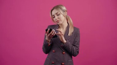 Ciddi ve etkileyici kız çevrimiçi karşılaştırmalar yapıyor ve güzel bir şey seçtiği için mutlu..