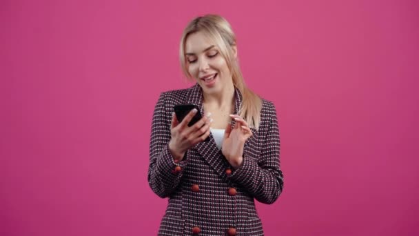 Entusiasta jovem, fazendo compras com o telefone, graças ao aplicativo que ela usa. — Vídeo de Stock