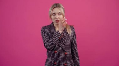 Kameraya bakan sağduyulu genç kadın sessizliğin jestini gösteriyor ve bunu sır olarak saklayacağına söz veriyor..