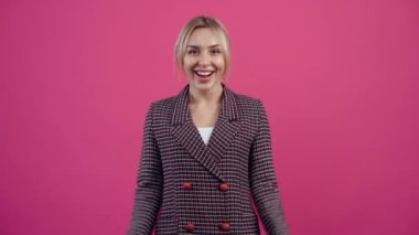 İki parmağı önde olan mutlu kız, hareketini şöyle gösteriyor. Pembe ceketli güzel, olgun sarışın..