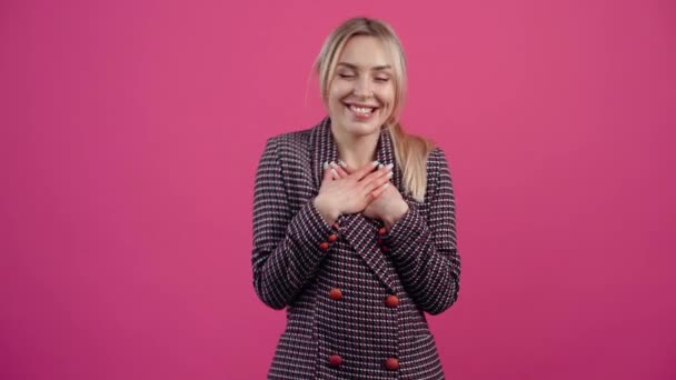 Balai qui a des émotions, regarde dans la pièce en souriant, et met ses mains sur sa poitrine, excité — Video