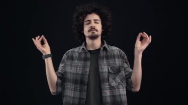 Yoga anı, Tinar ellerini çapraz tutarak yoga hareketi yapıyor, meditasyon yapıyor, her iki tarafı da küçük..