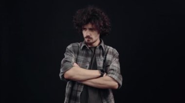 Ergen hasta ve elleri ortada üzgün. Odaya bakıyor..