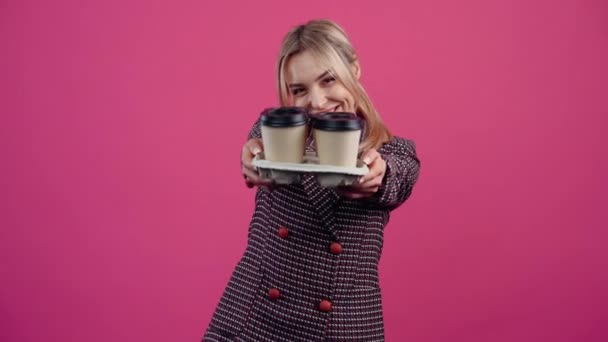 Счастливая молодая женщина с поддержкой с 4 кофе в руке предлагает перед ее улыбаясь — стоковое видео