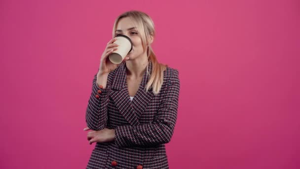 Miła, dojrzała młoda kobieta trzyma w ręku szklankę kawy i czuje jej uśmiech — Wideo stockowe