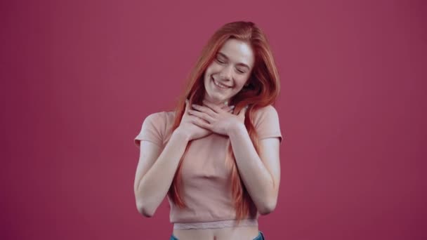 Eccitato rossa giovane donna in rosa casual t-shirt, isolato su sfondo rosa. Il concetto di stile di vita dei popoli. — Video Stock