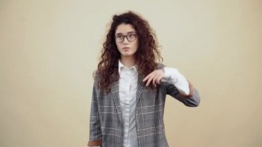 Depresyondaki genç kadın, eli başının üzerinde tabanca şeklinde, sanki ateş ediyormuş gibi yayılıyor..