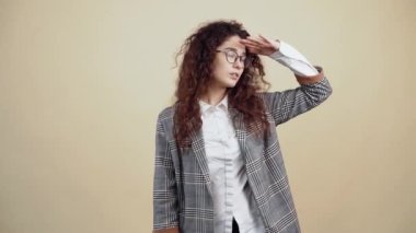 Meraklı bir genç, eli başının üstünde, özenli, şaşkın, bizi keşfeden, arayan bir kadın..