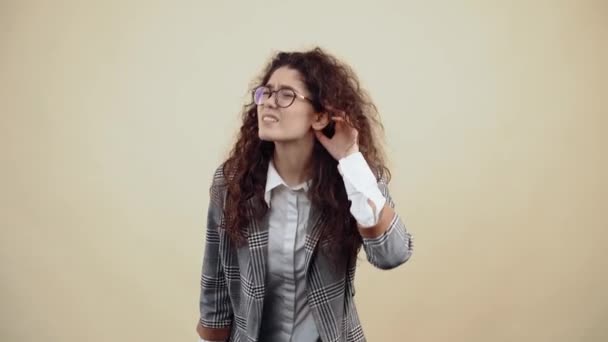 La joven curiosa, con la mano en la oreja, escucha la sopa, reacia a oír bien. — Vídeo de stock