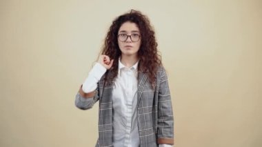 Sinirli genç bayan, hey sen aptalsın, işaret parmağın önde ve diğer elin de kötüye işaret..