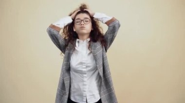 Kızgın, kızgın, elleri saçlarında genç kadın titriyor..