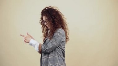 Aktif, ciddi bir genç kadın elleriyle tabanca sallayarak odaya bakarken kendini vurdu..