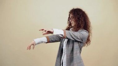 Gözleri kapalı genç bir kadın, elleri kapalı, sağda solda bir nesne arıyor..