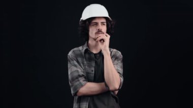 Kıvırcık saçlı sosyal hippi düşünür, sağa sola bakar ve cevabı bulur..