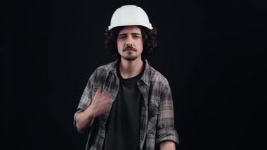 Kıvırcık saçlı mutlu hippi, sanal bir öpücük gibi görünüyor, şişmiş elleriyle, kibirli ve sosyal..