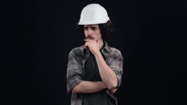 Kıvırcık saçlı zeki hippi, bazı sorunların sonuçlarını düşünüyor..