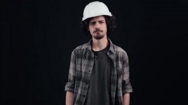 Kıvırcık saçlı dengeli bir hippi. Durmuş elleri var. Yasaktır..