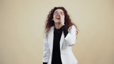 Yavaş hareket et. Neşeli, kıvırcık saçlı genç kadın uzaktan bağırdı ve beni dostça bir gülümsemeyle selamladı..