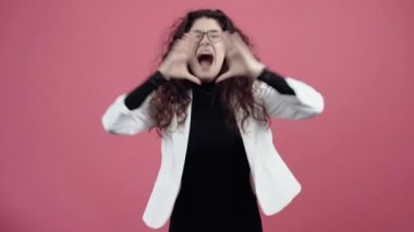 Kıvırcık saçlı, tedirgin genç bir kadın elleri ağzında çığlıklar atıyor. Önüne doğru eğilmiş, kademeli bir tedaviyle. Beyaz ceketli, siyah gömlekli, gözlüklü, pembe elbiseli genç hippi.