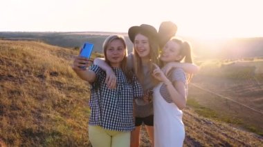 Üç kız dağlarda geziyor.