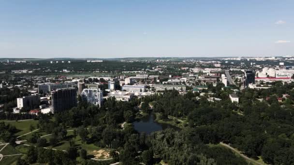 Die Stadt Chisinau von oben mit einer Drohne gefilmt, im Sommer Wunderbarer Blick auf eine sich entwickelnde Stadt — Stockvideo