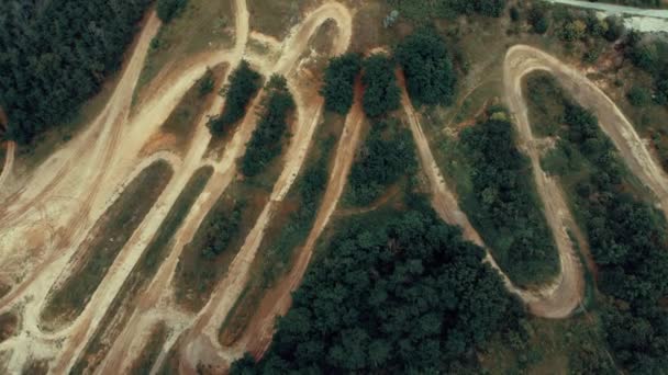 Unwegsames Gelände für Motorradrennen, gefilmt mit einer Drohne von oben, langsames Herunterfahren — Stockvideo