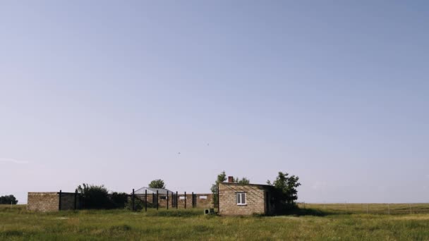 Gran escenario con una antigua fortaleza en Moldavia. Por encima de la fortaleza, dos aviones con mando a distancia realizan acrobacias en el cielo azul. Verano en Moldavia — Vídeo de stock