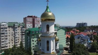 Taretli bir ibadethaneyi gösteren bir İHA ile çekilen video. Temmuz ayında Chisinau şehrinin hava manzarası. Chisinau 'da yaz