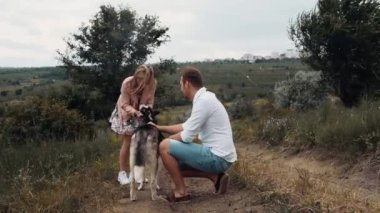 Birbirine aşık iki genç insan köpekleriyle birlikte tarlada yürür. Yürürler ve doğanın güzelliğine hayran kalırlar..