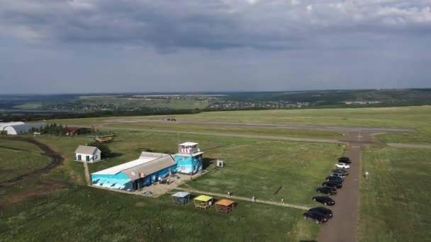 Небольшой аэродром, снятый на 4k беспилотник. Аэродром Вадул луй вода в Молдове. ВПП для небольших самолетов — стоковое видео