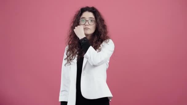 Alvorlig ung kvinde med krøllet hår, ligner en kurv med tusindvis i munden, at hun vil holde budskabet hemmeligt, lover tavshed. – Stock-video