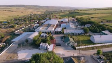 Moldova Şaraphanesinde şarabın üretildiği eski bir Sovyet şaraphanesinin üst görüntüsü.