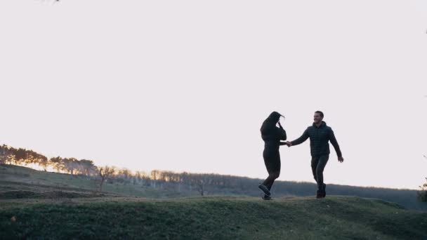Bred ram med ett moget par som går glatt och håller händerna leende. Par förälskade i naturen — Stockvideo